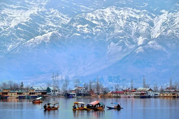 Hồ Dal ở thung lũng Kashmir