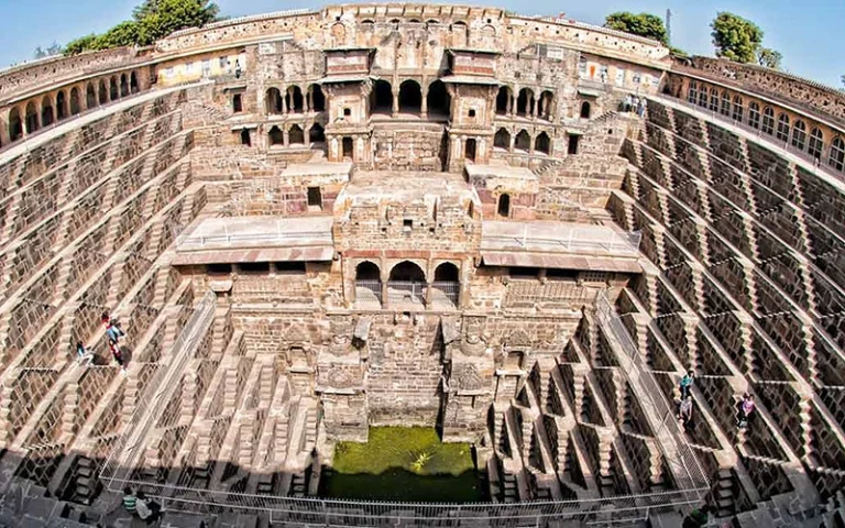 Giếng bậc thang Chand Baori làng Abhaneri