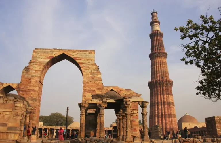 Kiến trúc tháp Qutb Minar tại Ấn Độ