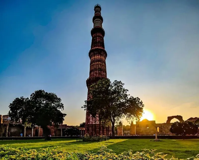 Tháp đá Qutb Minar lúc hoàng hôn