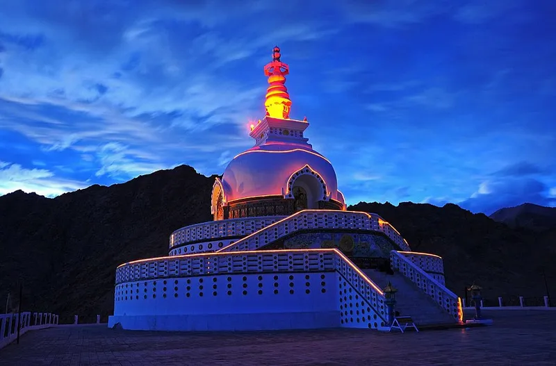 Shanti Stupa vào ban đêm