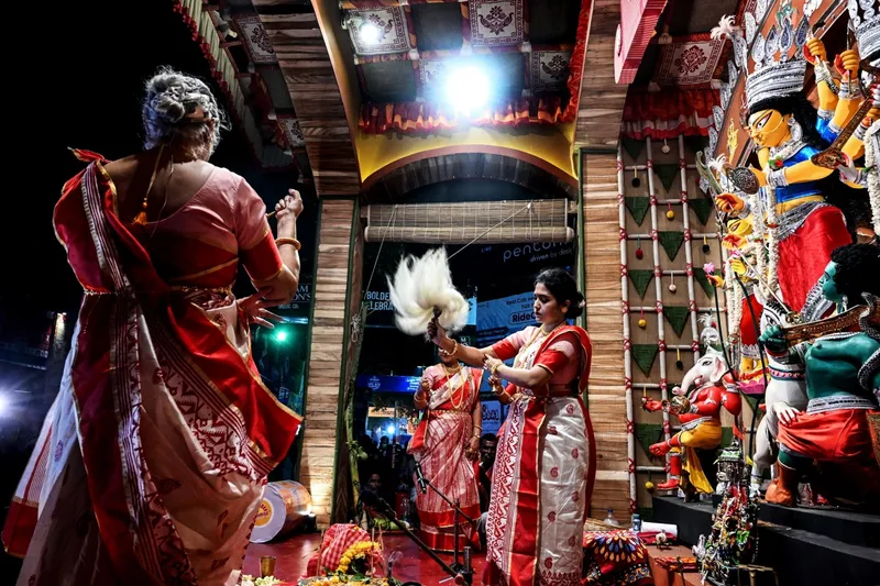 Thực hiện nghi lễ tại Durga Puja