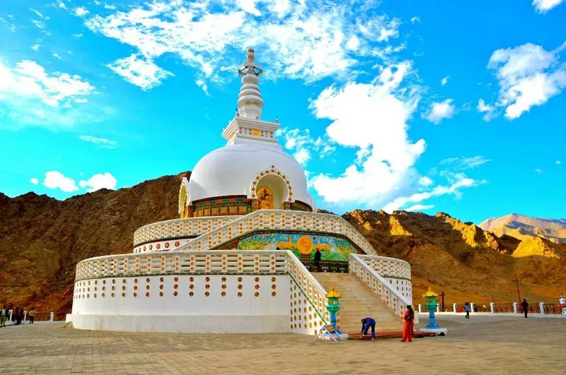 Tòa tháp trắng Shanti Stupa