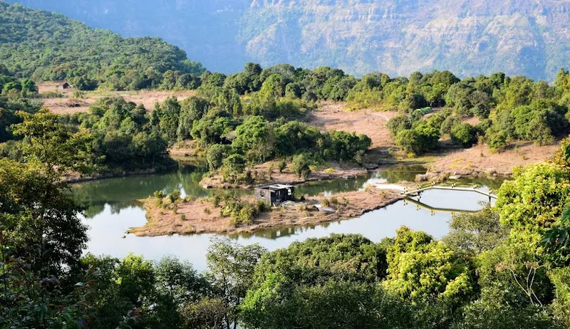 Xung quanh ngôi làng Mawsynram